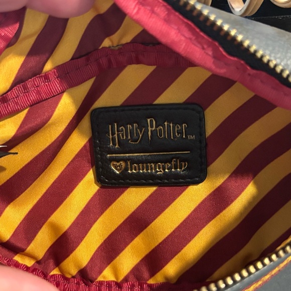Like New Loungefly Harry Potter Gryffindor Waist Bag / Fanny Pack - Picture 6 of 6